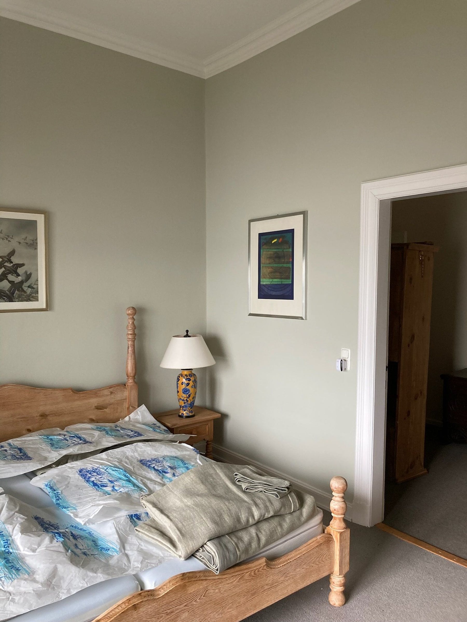 Schlafzimmer mit Malerfolie während Renovierung