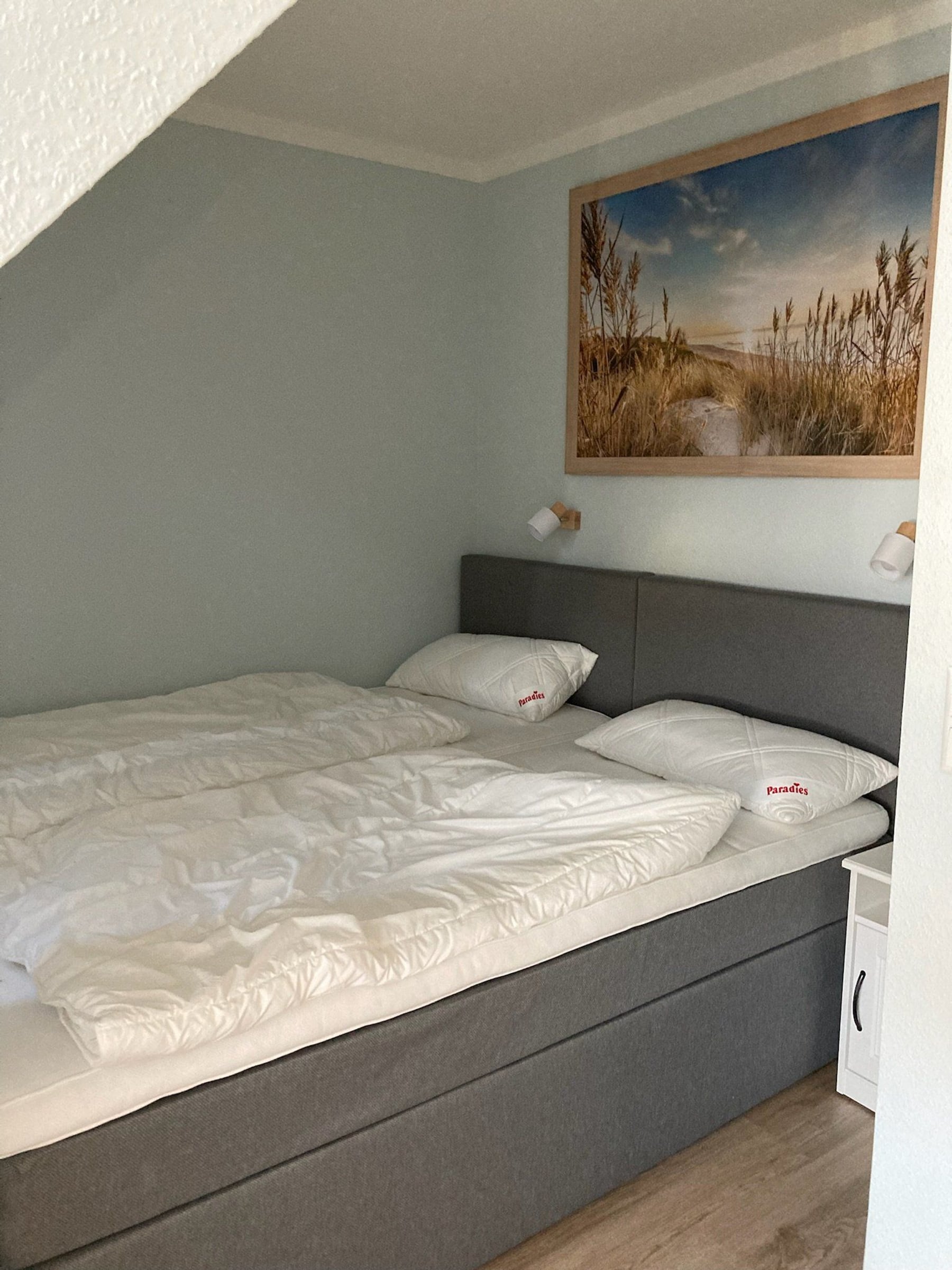 Frisch renoviertes Schlafzimmer mit Doppelbett