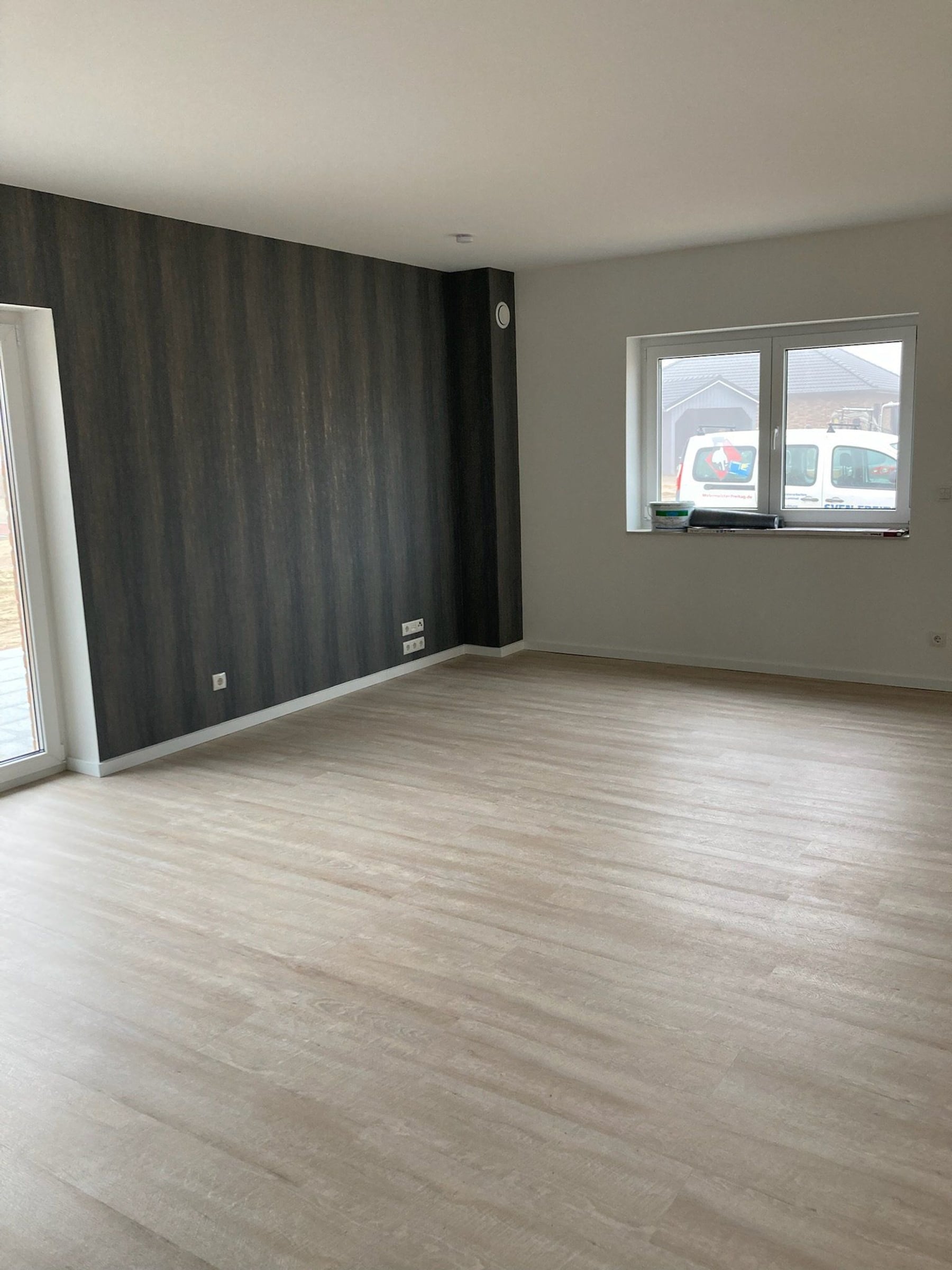 Wohnzimmer mit dunkler Tapete